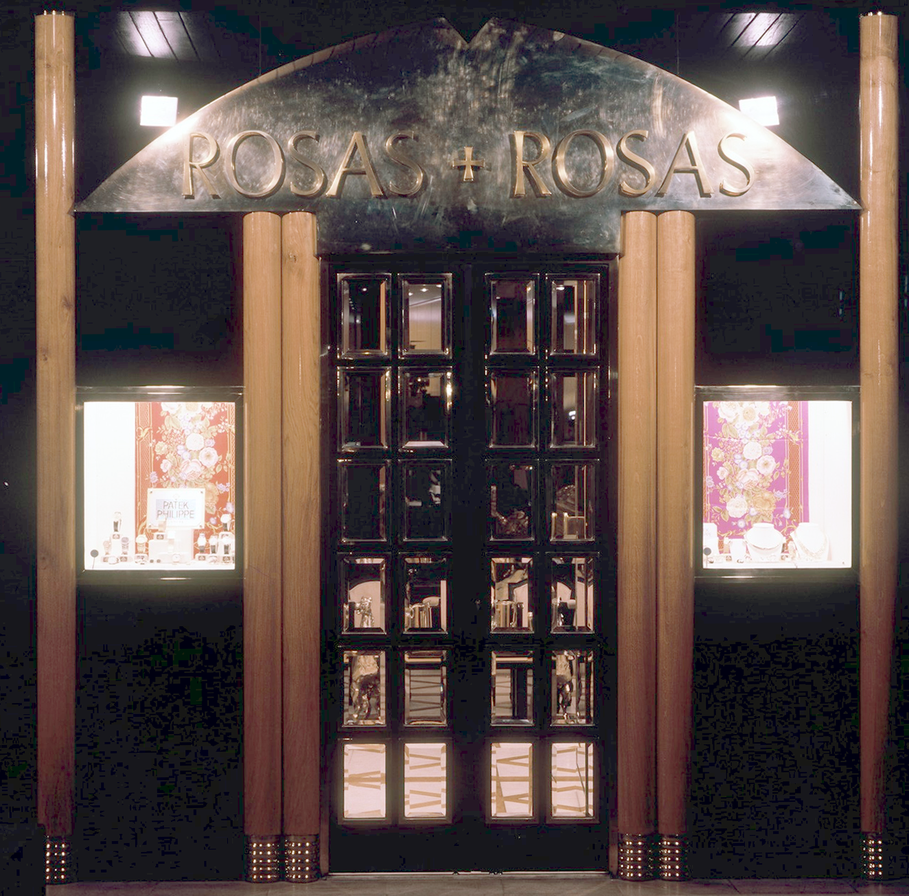 Decorative entrance with 'Rosas + Rosas' branding and glass panels.